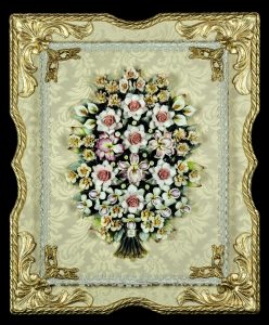 Cornice sagomata con fiori in porcellana di Capodimonte realizzato a mano, Cornice in legno Made in Italy, quadro articolo da regalo