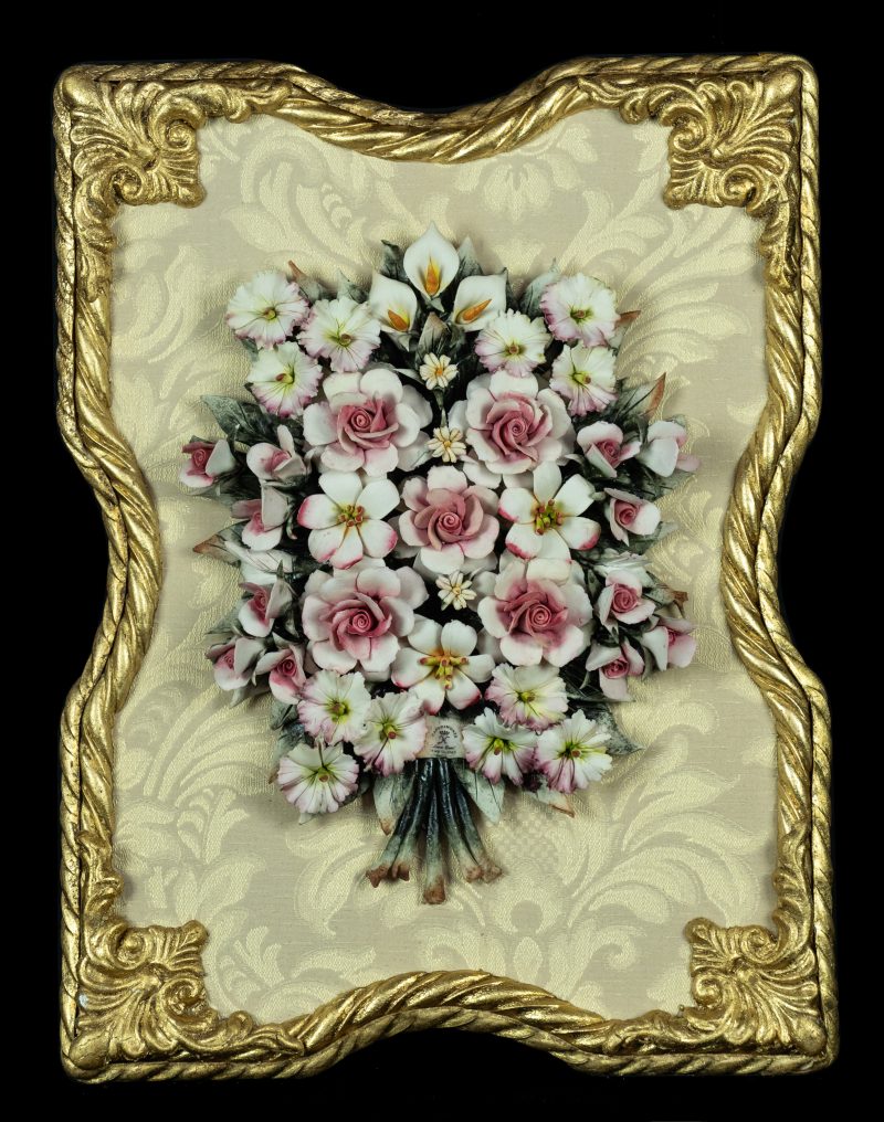 Cornice sagomata con fiori in porcellana di Capodimonte realizzato a mano, Cornice in legno Made in Italy, quadro articolo da regalo