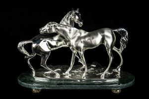 Cavalli in resina argentata con base in marmo e piedi di cristallo, statua in resina galvanizzata, oggettistica da regalo e arredo classico