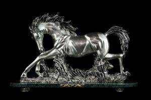 Cavallo in resina argentata con base in marmo e piedi di cristallo, statua in resina galvanizzata, oggettistica da regalo e arredo classico