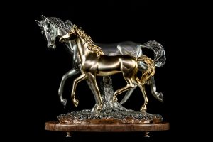 Cavalli in resina oro e argento con base in marmo e piedi di cristallo, statua in resina galvanizzata, oggettistica da regalo,gioielleria