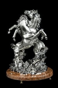 Coppia cavalli in resina argentata con base in marmo e piedi di cristallo, articoli da regalo, statua in resina, arredo classico e gioielleria