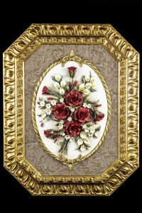 Cornice con placca ovale in porcellana fiori rossi porcellana di Capodimonte realizzata a mano 100% Made in Italy Cornice in legno