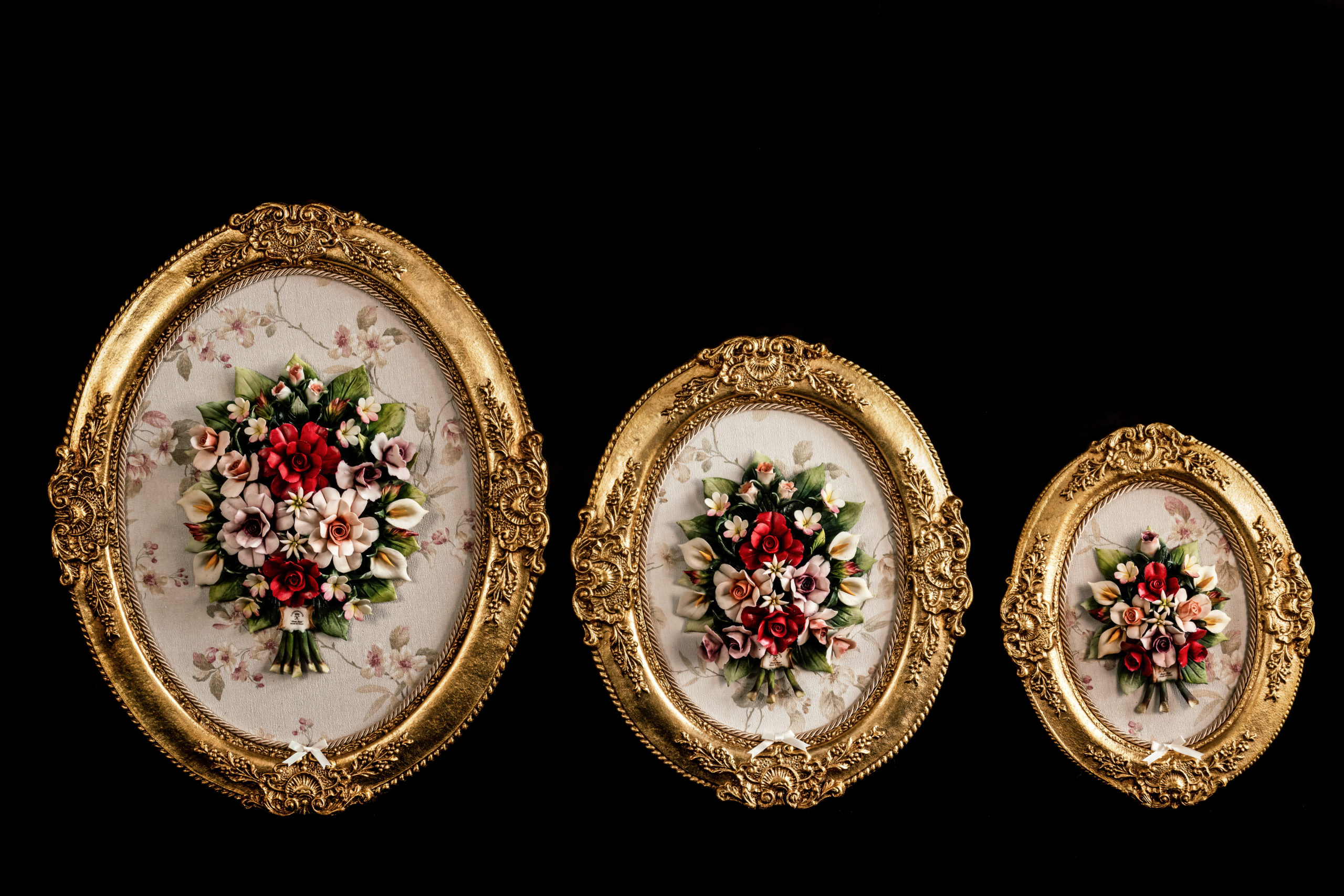 Cornice ovale in legno con fiore in porcellana realizzato a mano 10% made in Italy, quadro decorativo stile classico .